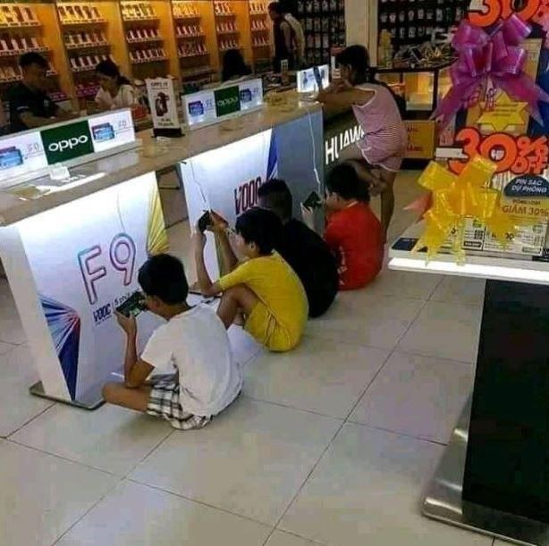 Kelakuan nyeleneh orang di toko hp bikin tepuk jidat